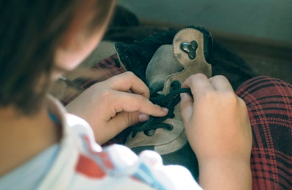 Tying Shoelaces